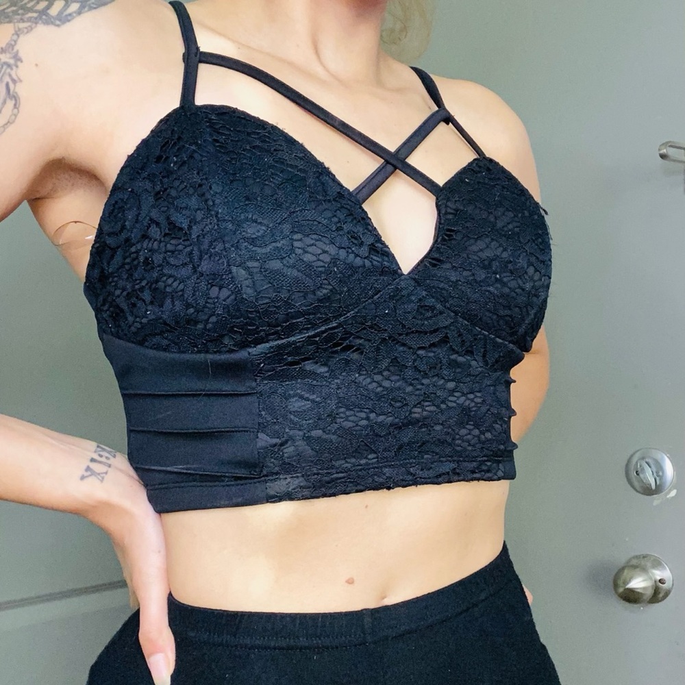 BLACK CROPPED BRALETTE